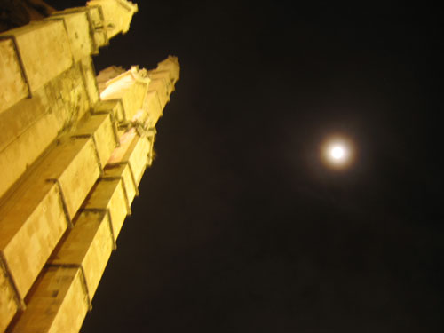 カテドラルと満月